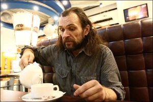 Київський письменник Олесь Ульяненко наливає зелений чай у кафе столичного розважального центру ”Аладдін” на Позняках