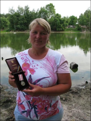 Светлана Волова из села Новое Черниговского района получила медаль ”За спасенную жизнь”. За ее спиной — пруд, из которого вытащила двоих школьников