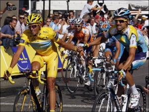 Альберто Контадор (слева) победил на ”Тур де Франс” во второй раз за карьеру