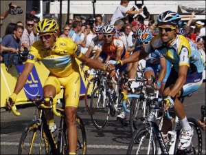Альберто Контадор (ліворуч) переміг на ”Тур де Франс” вдруге в кар’єрі