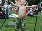 Мальчик подает шланги с теплой водой участницам конкурса