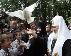 Патриарх Московский Кирилл по приезде в Киев выпустил голубей