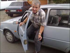 Виктор Левченко выходит из ”славуты” около своего гаража в Киеве. Он считает, что гаишники несправедливо оштрафовали его на 255 гривен