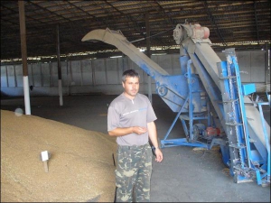Кладовщик Юрий Коринный провевает зерно на току сельхозпредприятия ”Иллич-агро” в селе Томашивка Уманского района Черкасской области. Предприятие засеяло пшеницей 847 га, собрало по 47,5 ц/га. Сдавать зерно по низкой цене не будут,уверяет Коринный. Часть
