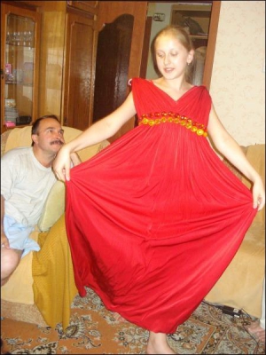 Красное платье представительнице Донецка Дарии Швецовий подарили перед выступлением в гала-концерте телеконкурса ”В Украине есть талант”