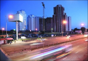 Три 25-этажки нового жилмассива Осокорки-Северные возвели возле станции метро Осокорки. За два года ”Киевгорстрой” сдаст еще восемь высоток