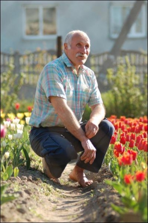 Михаил Сарвас около своего дома в селе Холодная Вода подо Львовом выращивает 13 сортов тюльпанов