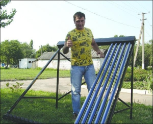 Главный инженер фирмы ”Арт-поле” из Полтавы Дмитрий Чурилов показывает солнечный коллектор, который устанавливают в Лещиновке Кобеляцкого района
