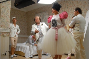 Вінницький гурт ”ТіК” та його лідер Віктор Бронюк (у центрі) кліп на пісню ”Сірожине Пірожине” зняв у найкращому номері київського готелю ”Опера”.  Співака вдягли у білий піджак і взули в рожеві туфлі