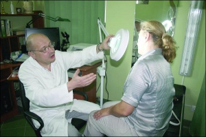 Лікар-дерматовенеролог із медичного центру ”Надія-чистотіл” у Львові Любомир Абрагамович оглядає львів’янку Олену Мисак. У жінки на щоці була пухлина завбільшки як вишня. Після лікування маззю з чистотілом ”Антинеодерм А-С” залишився тільки слід