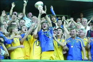 Кубок Европы для юношей в руках капитана украинцев Кирилла Петрова