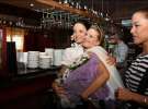 На выставку киевского фотографа Елены Черненко (справа) в столичном ресторане ”Панорама” модель Даша Астафьева опоздала на полчаса. Принесла букет ромашек