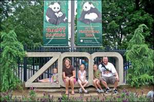 Американке Марла и Гейб Тавиано с дочками в зоопарке столицы США Вашингтона. На протяжении года семья посетила 52 зоопарка