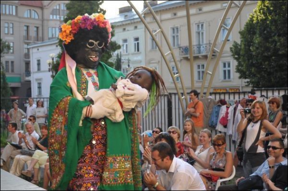 Після показу колекцій з уживаних речей виступили артисти театру ”Кураж”