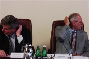 Министры угольной промышленности Виктор Полтавец (слева) и промышленной политики Владимир Новицкий перед началом вчерашнего заседания правительства