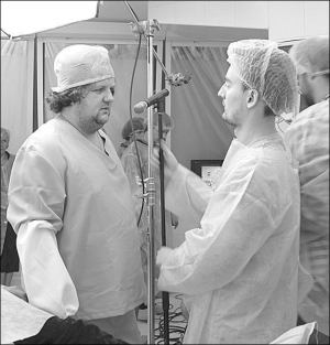 Лідер гурту ”ТіК” Віктор Бронюк (ліворуч) разом з продюсером Аланом Бадоєвим (праворуч) у липні 2009 року  на зйомках кліпу ”Сірожине пірожине” у клініці ”Борис” у Києві. Бронюк зіграв роль пластичного хірурга