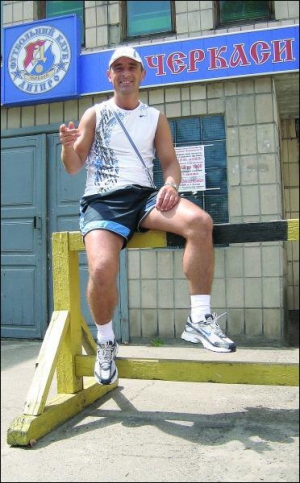 Ігор Карась сидить неподалік центрального стадіону Черкас. Каже, що не уявляє свого життя без футболу. Надалі хотів би працювати  тренером