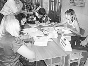 Абітурієнти лінгвістичного факультету Черкаського державного технологічного університету готували  документи в коридорі перед приймальною комісією. Для оперативності їм допомагали студенти