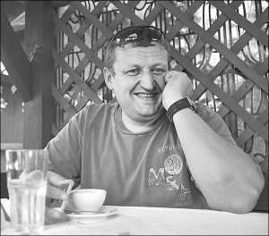 Петро Адамик розмовляє по мобільному телефону в альтанці на подвір’ї свого ресторану ”Шекспір” на вулиці Любінській у Львові. Займатись громадським харчування як бізнесом він почав у 1993 році