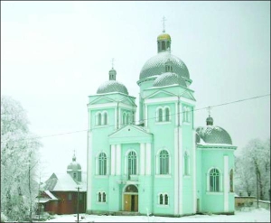 Фото церкви в селе Бисковичи Самборского района на Львовщине, сделанное зимой  2009 года. Старая церковь, которую разобрали крестьяне, расположена слева от новой