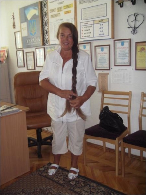 Директор вінницької школи №5 Віцентина Мотрич заплітає косу завдовжки 145 сантиметрів