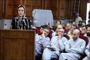 Гражданка Франции Клотильда Рейс отвечает на вопрос государственного обвинителя во время судебного заседания над оппозиционерами в Тегеране