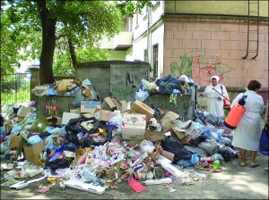 Работницы городской профилактико-дезинфекционной службы Тернополя опрыскивают переполненные мусорные баки раствором хлорактива. Говорят, это предотвращает размножение мух