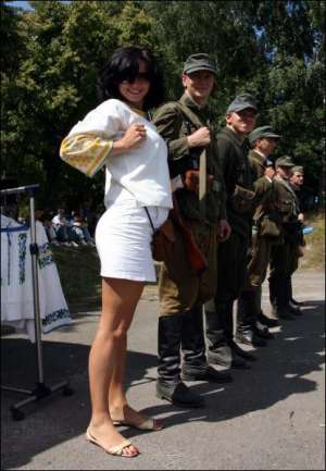 Львовянка Ольга сфотографировалась на выходных на память рядом с переодетыми в повстанцев молодыми людьми в селе Гаразджа под Луцком