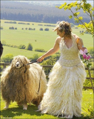 Для весільного вбрання 38-річна Луїс Феарбьорн використала шерсть своєї улюбленої вівці Олівії. Матеріалу вистачило на поділ сукні та на жилет нареченого