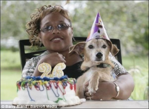 На 26-річчя мешканка американського штату Луїзіана Джанель Деровен спекла своєму тер’єру Максу торт