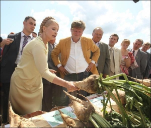 Премьер-министр Юлия Тимошенко рассматривает выставку сельскохозяйственных культур в Лохвицком районе на Полтавщине в понедельник