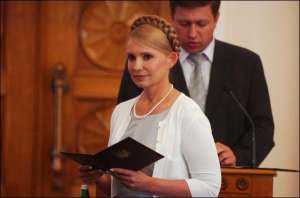 Премьер-министр Юлия Тимошенко во время вчерашнего заседания правительства вручила 36 ордеров на квартиры работникам аппарата Министерства внутренних дел