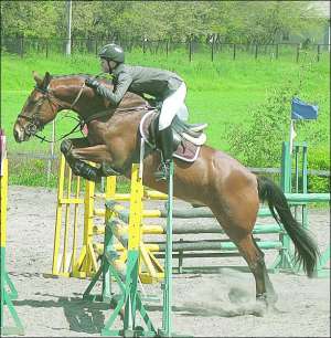 Дети, которые участвовали в чемпионате по конному спорту в селе Геронимовка Черкасского района, преодолевали препятствия высотой до 100 сантиметров