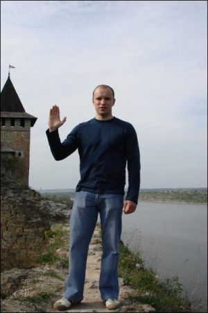 Олексій Ясюнецький біля фортеці в Хотині Чернівецької області