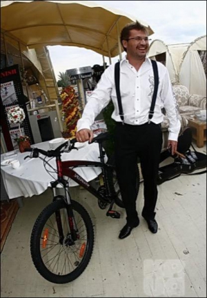 Велосипед Олександру Пономарьову подарував швагро. А один із друзів приніс діючий пістолет
