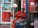 Ольга Орлова на метро Лесная предлагает рыбу к пиву. Свой товар возит из Запорожья и Джанкоя, в столице перепродает втрое дороже. За килограмм живых раков просит 150 гривен