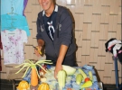 Киянин Дмитро у метро Лук’янівська за 50 і 80 гривень продає ножі для нарізки овочів, фруктів, сиру і м’яса. На стіл виставив пальму, вирізану з моркви і огірка