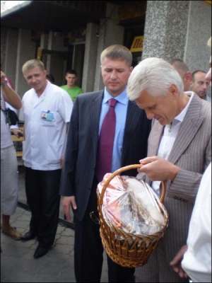 Голова Верховної ради Володимир Литвин розглядає кошик із копченостями та ковбасами, який йому подарував гендиректор тернопільського Центрального ринку Євген Ворко