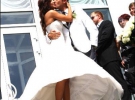 Мурат Налкакиоглу целует Ани Лорак на выходе из Рагса Киева. Свою свадьбу они 22 августа отпразднуют в турецком городе Белек, в гостинице ”Адам и Ева”, который принадлежит отцу Мурата