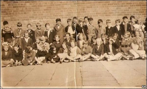 Крайній ліворуч у верхньому ряду — майбутній учасник британського гурту ”Бітлз” Пол МакКартні. На знімку він не спілкується з дітьми і не дивиться в камеру, а читає комікси. Фото зроблене 1952 року в ліверпульській школі Джозефа Вільямса