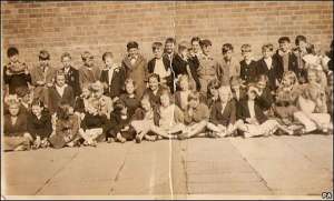 Крайний слева в верхнем ряду — будущий участник британской группы ”Битлз” Пол МакКартни. На снимке он не общается с детьми и не смотрит в камеру, а читает комиксы. Фото сделано в 1952 году в ливерпульской школе Джозефа Уильямса