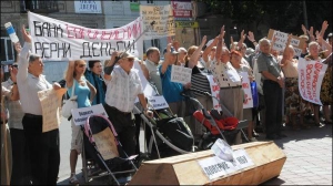 17 августа вкладчики банка ”Европейский” пикетировали управление Национального банка в Запорожской области. Требовали ликвидировать банк. После этого их вклады должны вернуть в течение полугода