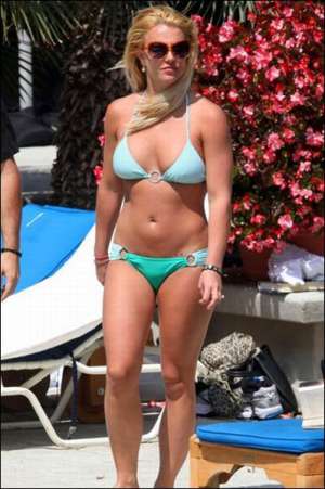 В перерыве между концертами певица Бритни Спирс купалась в бассейне лос-анджелесской гостиницы ”Риц Карлтон”