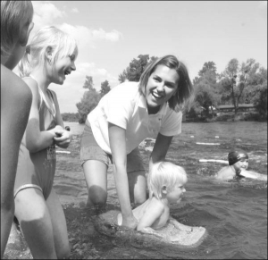 Яна Клочкова во время урока плавания для детей из Голосеевского района Киева. Урок провели в столичном Гидропарке