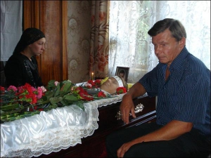 Валерий Гудилин с невесткой Анной сидит возле гроба с сыном Евгением. У погибшего осталась дочка Дария