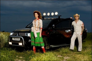 Антон Мухарский с женой Снежаной Егоровой возле своего “Митцубиси L200”. Разрисовал джип под махновскую тачанку. У него вместительный багажник. Потребляет до 8 литров бензина на 100 километров