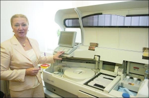 Руководитель столичного медицинского центра ”Головная боль” Татьяна Майкова демонстрирует немецкий аппарат для проведения лабораторных тестов. С его помощью делают анализ крови на воспаление и содержание гормонов. Нарушение гормонального равновесия может 