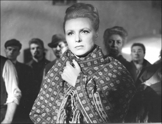 Вия Артмане в ленте ”Никто не хотел умирать”, 1966-й. Через три года получила звание народной артистки СССР, а в 1979-ом была награжденная орденом Ленина. В целом в кино сыграла 44 роли. В 1990-ом в Москве вышла книга ее воспоминаний ”Сердце на ладони”,