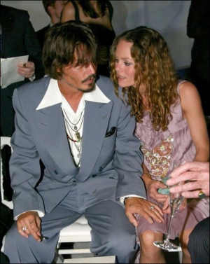 Голливудский актер Джонни Депп ходит на вечеринки с женой актрисой Ванессой Паради