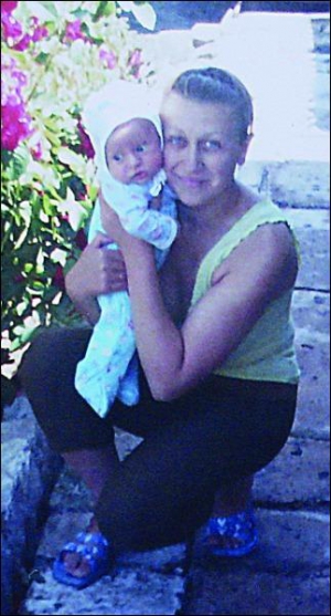 27-річна Тетяна Бутко із села Бахмутське Артемівського району Донеччини зі своїм сином Олександром